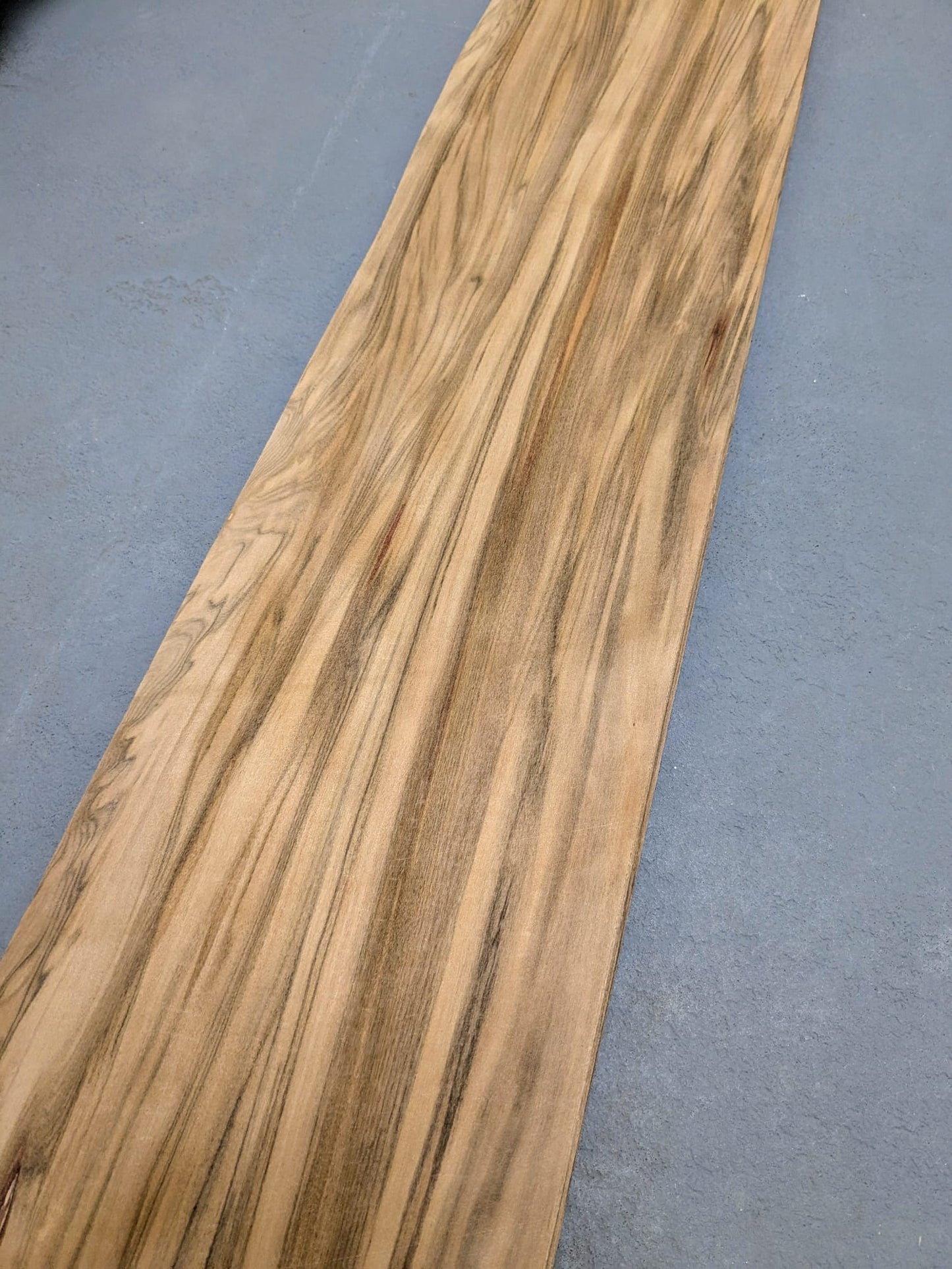 Placage de Noyer satiné (Red gum) | 140x17 cm