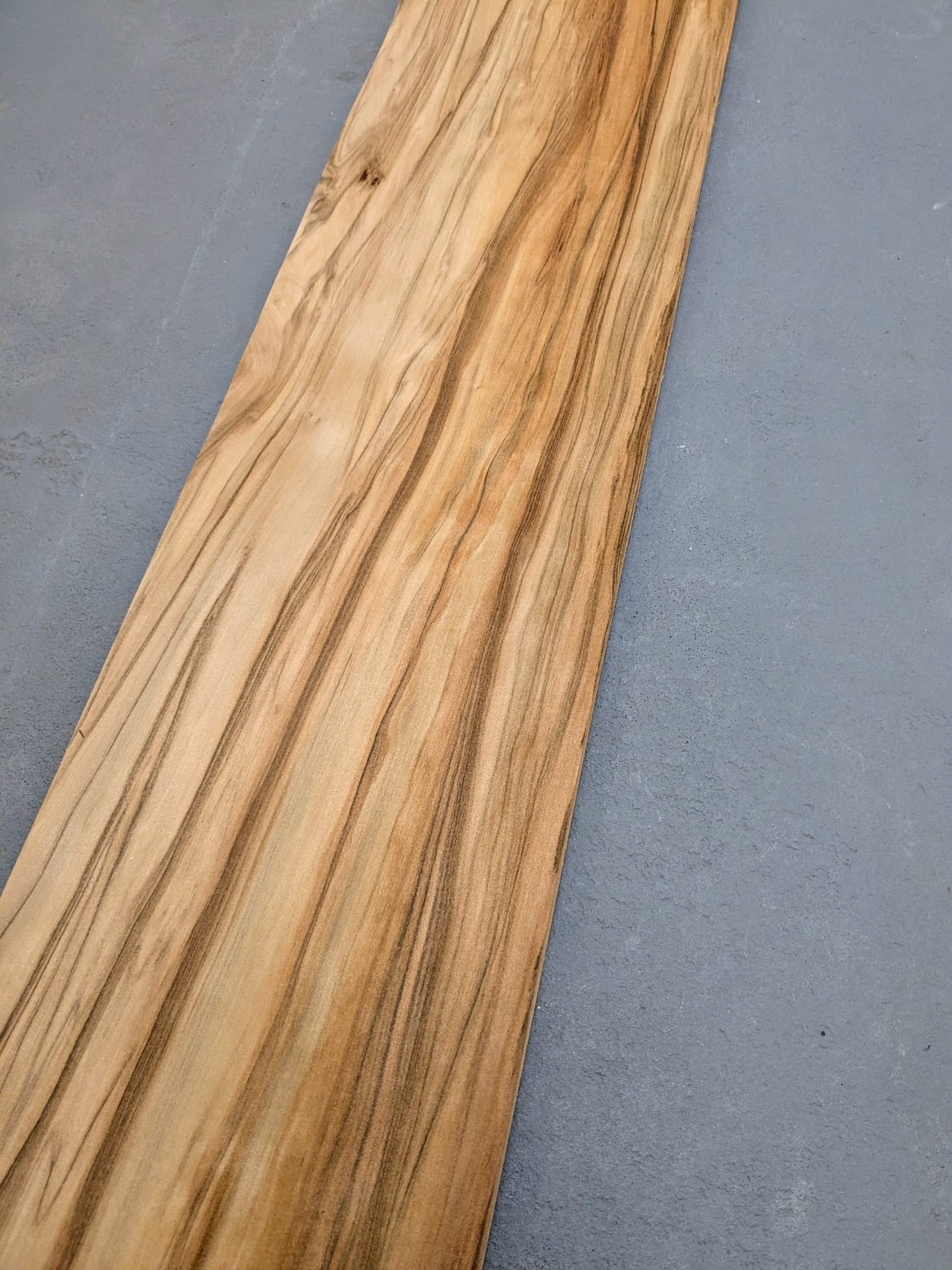 Placage de Noyer satiné (Red gum) | 140x18 cm