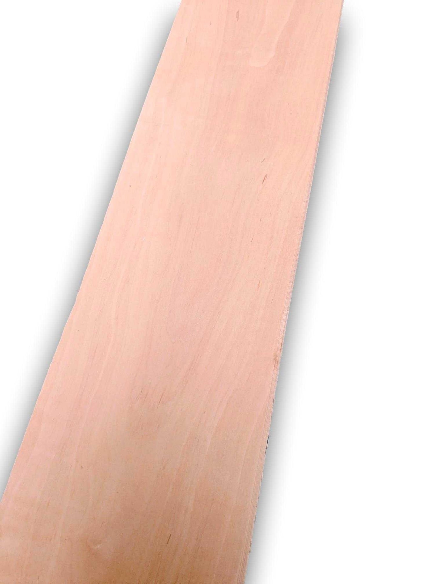 Onbehandeld peren fineer 175 x 15 cm met subtiele houtstructuur. Perfect voor renovatie, panelen of kunstzinnige toepassingen.