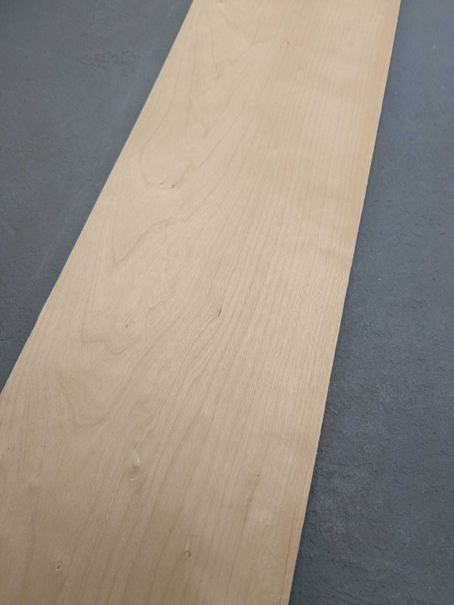 Detail van berken houtfineer 210x18 cm met glad oppervlak en lichte houttekening, perfect voor fineerwerk of renovatie.