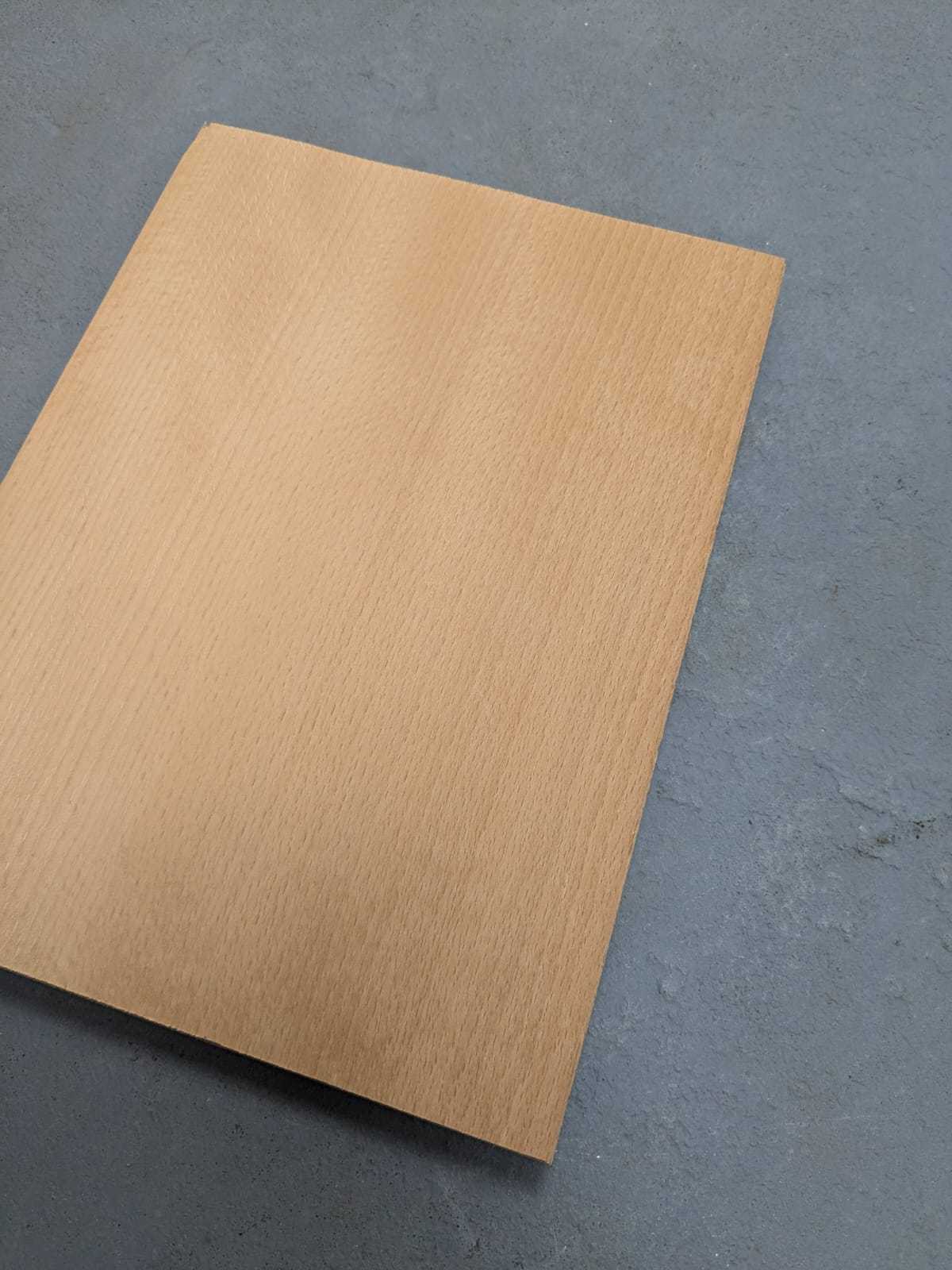 Natuurlijk beuken sperfineer 1,4 mm zonder backing, perfect voor panelen, kunstprojecten of ambachtelijke toepassingen.