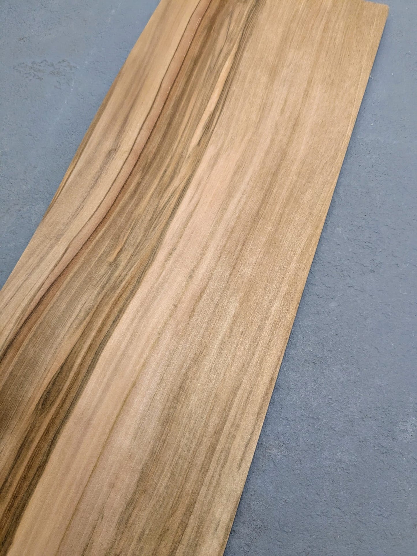 Placage de Noyer satiné (Red gum) | 50x20 cm